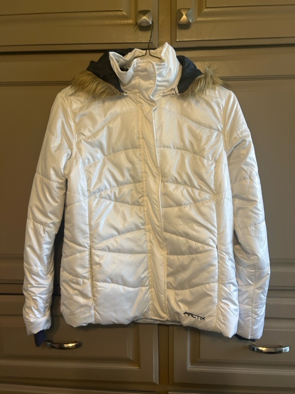 Arctix white ski jacket